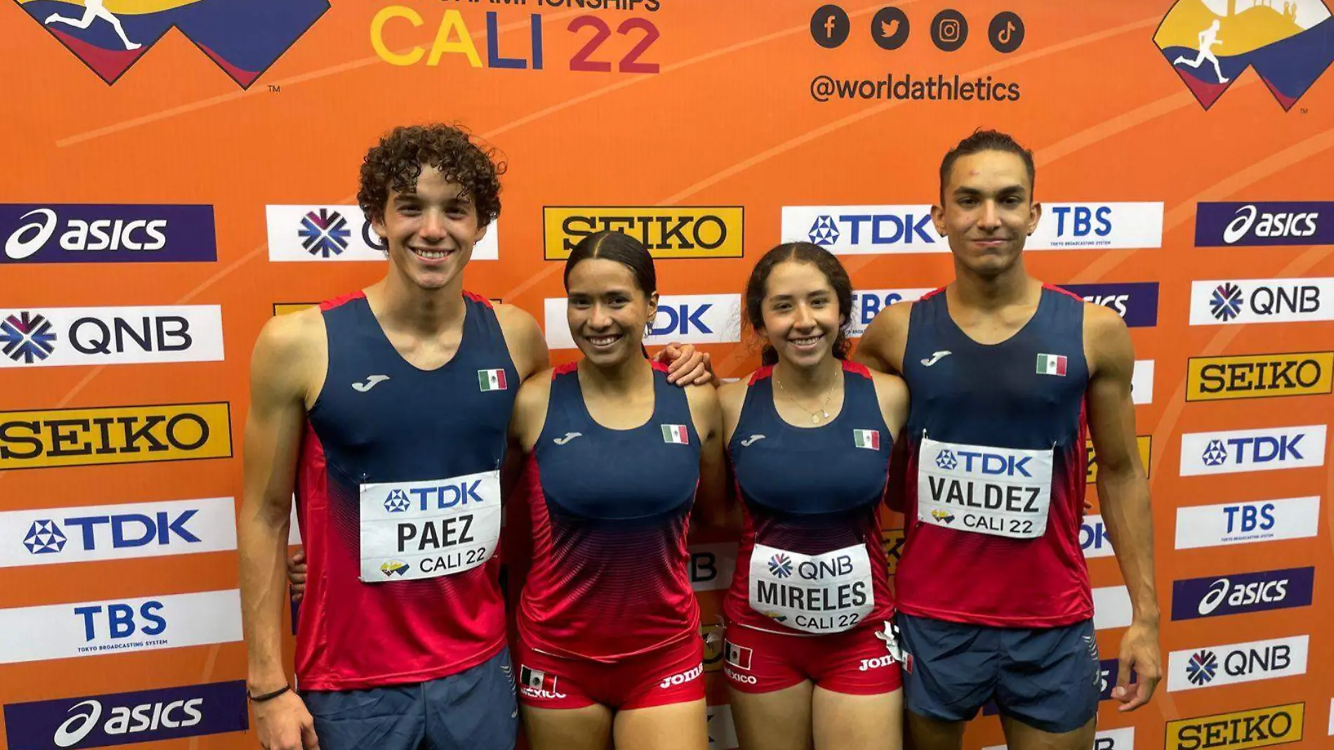 Equipo de relevos 4x400 de México con el sonorense Cristian Valdez